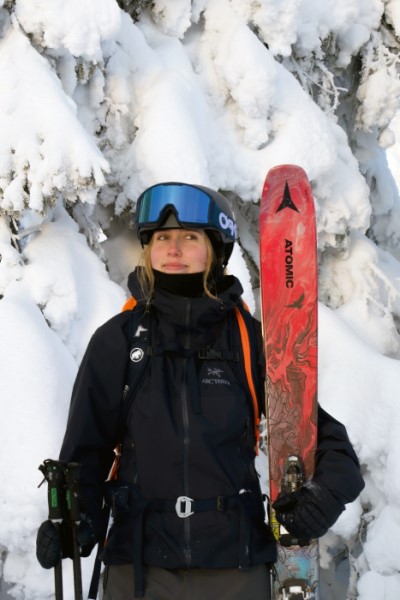 Emilia Steinbock holding skis