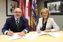 Dean Wayne Tebb, KPU School of Business, signs a partnership agreement with Evelyn Jacks, founder and president of Knowledge Bureau.